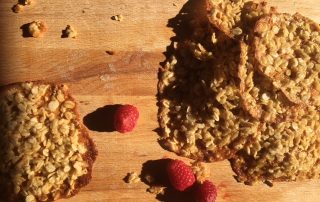 Kaurahunajakeksit gluteenittomasti, päällystetty kaurahiutaleilla ja hunajalla.