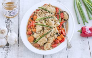 Hunajainen SAM laventelihunajakanaa, jossa on kanaa, vihanneksia ja laventelihunajakastiketta.