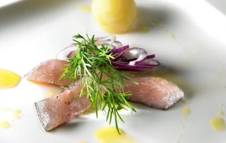 Herkullinen lime-hunajasiika tarjoiltuna sitruunalla ja yrteillä.