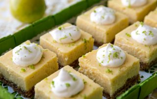 Sitruunaleivokset hunajaisella makuvivahteella, koristeltu limemehulla ja kermavaahdolla.