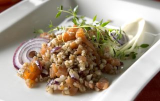 Hunajainen SAM - Ohrainen lohisalaatti, jossa on tuoreita vihanneksia ja hunajaa, tarjoaa raikkaan j.