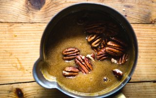 Hunajainen karamellikastike pähkinöillä, sopii jälkiruokiin ja leivontaan.