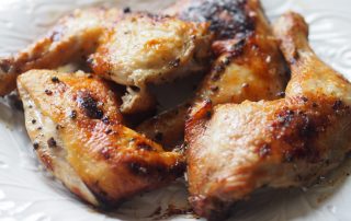 Broilerin koipireidet hunajaisella mausteseoksella.