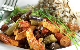 Herkullinen porsasliha ja villiriisi tarjoiltuna tuoreiden vihannesten kanssa. Täydellinen makuelämy.