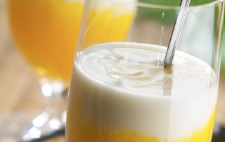 Mangosmoothie hunajaisella makuvivahteella, raikas ja terveellinen juoma.