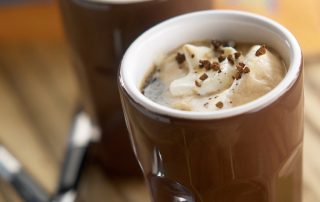 Meksikolainen kahvi hunajalla, kermavaahdolla ja suklaarouheella. Täyteläinen ja makea juoma, joka k.