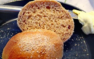 Hunajasämpylät sisältä ja päältä, valmistettu luonnollisesta hunajasta.