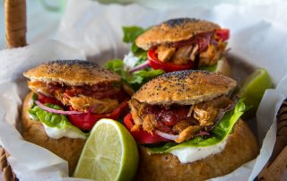 Chilisämpylät täytettynä mehukkaalla pulled chicken -lihapullalla ja tuoreilla vihanneksilla.