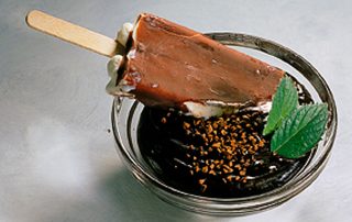 Jäätelö, suklaa ja hunaja yhdistyvät tässä herkullisessa suklaaflippissä. Täydellinen jälkiruoka suk.