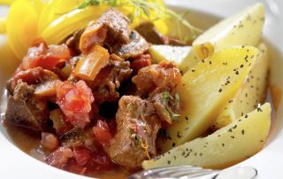 Naudanlihakastike ja perunat, täydellinen suomalainen ruoka, joka sisältää hunajaisen SAM:n laadukka.