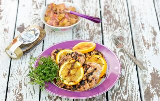 Hunajakanaa ja raparperichutney lautasella, tarjoiltuna raikkaan ja makean makuelämyksen saavuttamis.