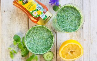 Raikas hunaja-kurkkusmoothie, joka sisältää luonnollista hunajaa ja tuoreita kurkkuja.