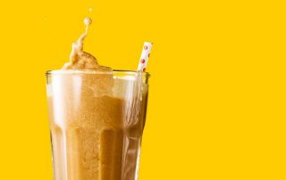 Hunajainen jääkahvi, jossa on hunajaa ja kermaista jäälattea.