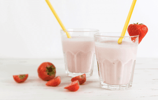 Mansikkasmoothie, jossa hunajainen SAM-mansikkahillo ja tuoreita mansikoita.