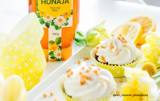 Hunajainen kuppikakku, jossa hunajainen SAM-mesimaito ja sitrushedelmät.