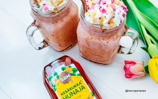 Ystävänpäivän pirtelö herkullisella hunajalla ja kermavaahdolla.