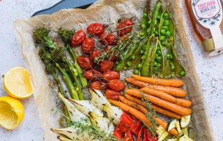 Paahdetut kesäkasvikset, kuten tomaatit, porkkanat ja herneet, tarjoavat herkullisen ja terveellisen.
