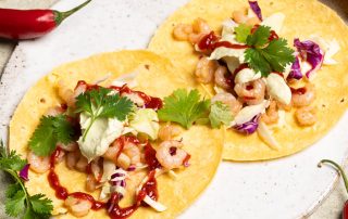 Hunaja-chili raputacot kaalisalaatilla / reseptikuva