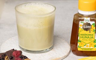 Lämmin matcha-latte hunajalla / reseptikuva